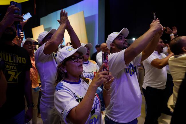 AME3838. CIUDAD DE PANAMÁ (PANAMÁ), 05/05/2024.- Simpatizantes del candidato José Raúl Mulino, el delfín del inhabilitado exgobernante Ricardo Martinelli, celebran la elección de Mulina como nuevo presidente de Panamá en la sede de campaña del candidato este domingo, en Ciudad de Panamá (Panamá). Con más del 85 % de los votos escrutados, Mulino logró un 34,44 % de las papeletas, frente al 25 % del antisistema Ricardo Lombana, del Movimiento Otro Camino (Moca), el 16,02 % del expresidente Martín Torrijos (2004-2009), por el Partido Popular (PP), y el 11,29 % alcanzado por Rómulo Roux, de Cambio Democrático (CD). EFE/ David Toro