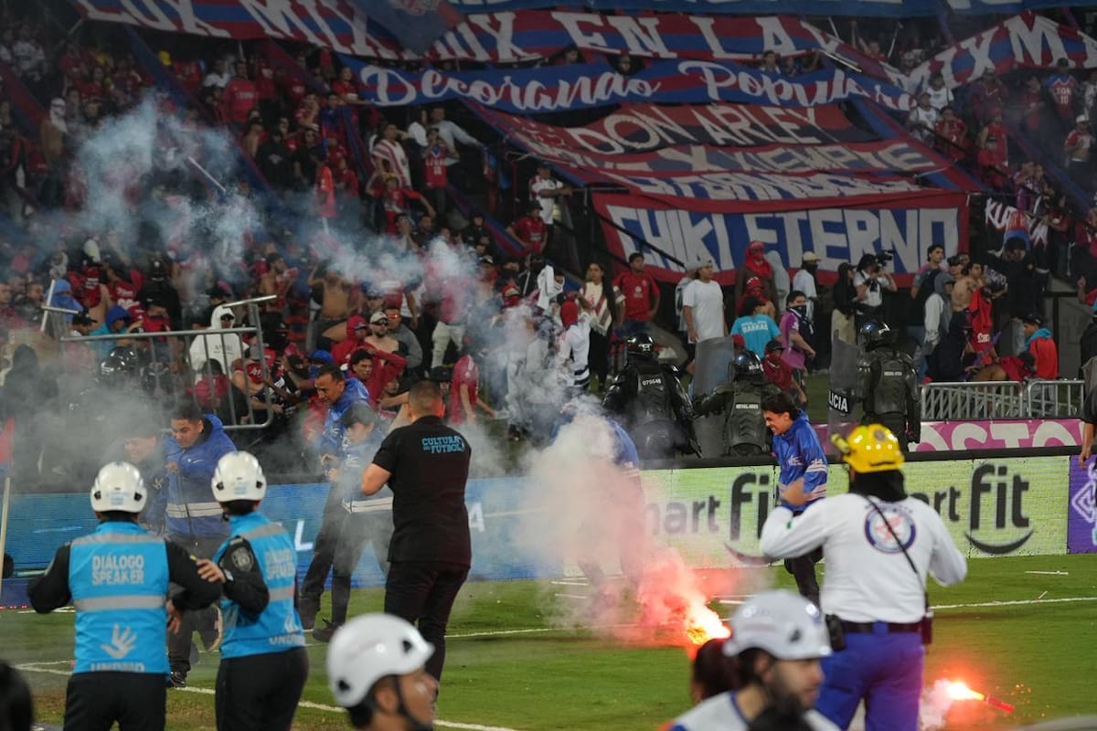 Violentos enfrentamientos entre hinchas opacaron la final de la Copa Colombia