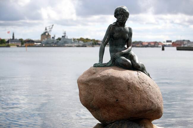 Vista general de la estatua de bronce de La Sirenita de Edvard Eriksen, Copenhague, Dinamarca / Foto: GettyImages