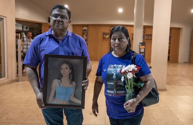 MEX608. MONTERREY (MEXICO), 21/04/2025.- Mario Escobar (i) y Dolores Bazaldua, participan junto con familiares y amigos en una misa en memoria por el tercer aniversario del asesinato de su hija Debanhi Escobar, este lunes en Monterrey (México). Los padres de la mexicana Debanhi Susana Escobar Bazaldúa, cuya desaparición y feminicidio hace tres años acapararon la atención internacional, aseguraron este lunes que están dispuestos a llevar el caso ante organismos internacionales si en México no se hace justicia en el caso de su hija. EFE/Miguel Sierra