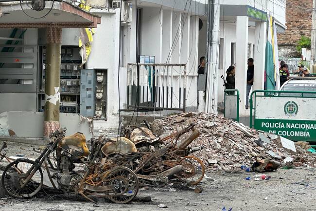 AME491. LA PLATA (COLOMBIA), 18/04/2025.- Fotografía cedida por el Diario La Nación de Neiva que muestra parte de los destrozos este viernes, que dejó un ataque con explosivos a una estación de Policía en La Plata (Colombia). Dos jóvenes hermanos de 17 y 19 años de edad fueron las víctimas mortales de la explosión de una bomba la noche del Jueves Santo frente al puesto de Policía de La Plata, en el sureño departamento colombiano del Huila, ataque que dejó también más de 20 heridos. EFE/ Diario La Nación de Neiva /SOLO USO EDITORIAL/SOLO DISPONIBLE PARA ILUSTRAR LA NOTICIA QUE ACOMPAÑA (CRÉDITO OBLIGATORIO)