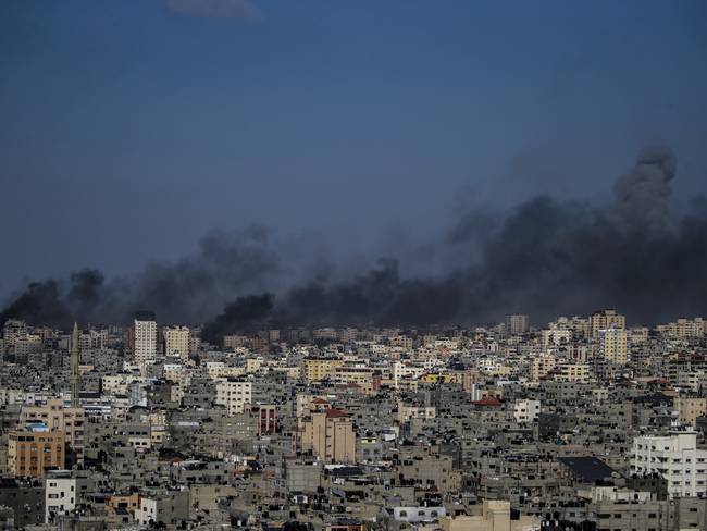 Gaza (---), 12/10/2023.- Smoke rises from the Gaza port following an Israeli air strike, in Gaza City, 12 October 2023. More than 1,400 Palestinians have been killed and over 6,000 others injured, according to the Palestinian Ministry of Health, after Israel started bombing the Palestinian enclave in response to attacks carried out by the Islamist movement Hamas on Israel from the Gaza Strip on 07 October. More than 4,000 people, including 1,500 militants from Hamas, have been killed and thousands injured in Gaza and Israel since 07 October, according to Israeli military sources and Palestinian officials. EFE/EPA/MOHAMMED SABER