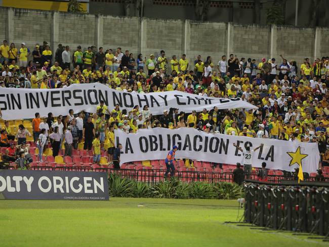 Pancartas mostradas por los hinchas del Atlético Bucaramanga en la quinta fecha de la Liga / Colprensa