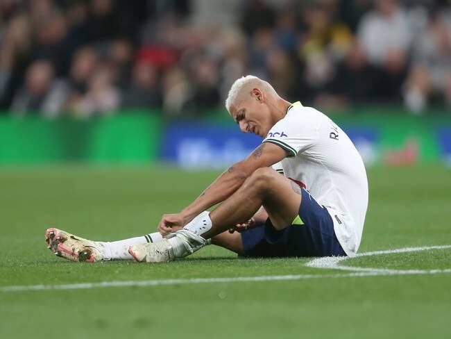 LONDON, ENGLAND - OCTOBER 15: Tottenham Hotspur&#039;s Richarlison picks up an injury during the Premier League match between Tottenham Hotspur and Everton FC at Tottenham Hotspur Stadium on October 15, 2022 in London, United Kingdom. (Photo by Rob Newell - CameraSport via Getty Images)