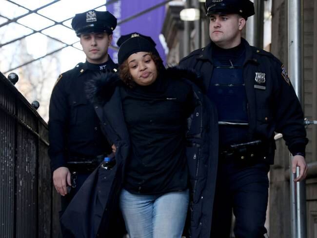 Policía de Nueva York llevan a la sospechosa Shanice Avilés a Central Booking después de que supuestamente la atraparon robando en casa de Robert De Niro / Getty Images