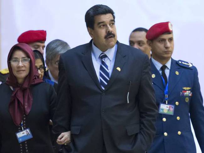Maduro decreta estado de emergencia económica en Venezuela