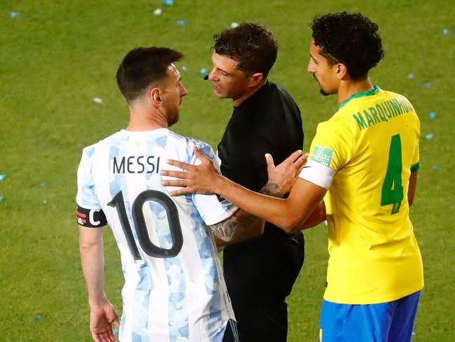 Lionel Messi de Argentina y Marquinhos de Brasil (Photo by Marcos Brindicci/Getty Images)