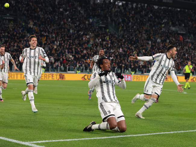 Juan Cuadrado de Juventus celebra con sus compañeros después de anotar para darle al equipo una ventaja de 1-0 durante el partido de ida de semifinales de Coppa Italia ante Inter. (Foto de Jonathan Moscrop/Getty Images)