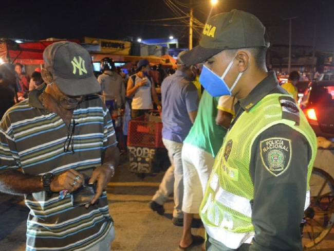 Policía de Cartagena impone comparendos por violar cuarentena en Bazurto