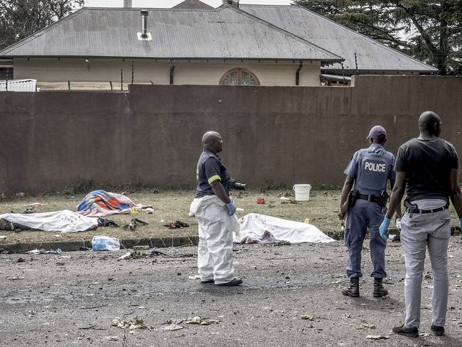 Servicios policiales de Sudáfrica atienden la explosión registrada en la ciudad de Boksburg. 
(Foto: AFP via Getty Images)