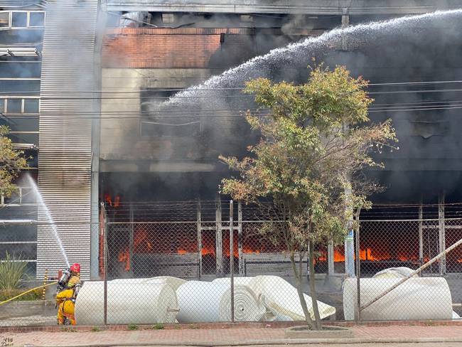 Incendio en la Calle 80 en Bogotá. Foto: Bomberos de Bogotá