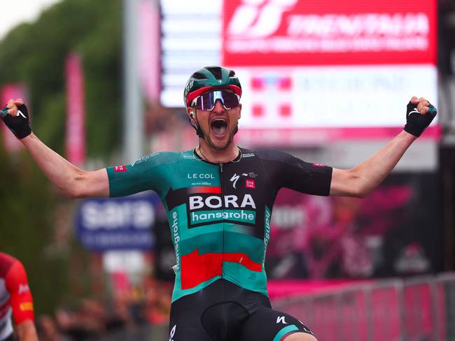 Nico Denz festeja su triunfo en la etapa 12 del Giro. (Photo by Luca Bettini / AFP) (Photo by LUCA BETTINI/AFP via Getty Images)