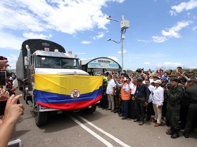 Camión de transporte colombiano cruzando la frontera hacia Venezuela.