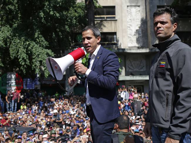 Dos de los líderes opositores de Venezuela, Juan Guaidó (izq) y Leopoldo López (der). 
(Foto: CRISTIAN HERNANDEZ/AFP via Getty Images)
