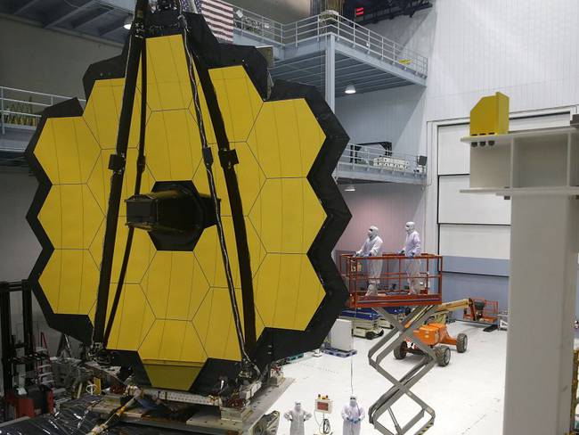 Telescopio James Webb desplegado antes de ser lanzado al espacio