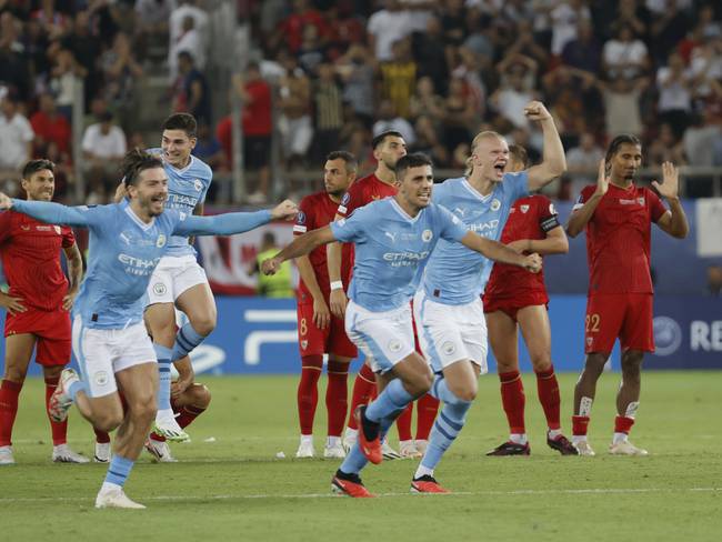 Jugadores del Manchester City celebran la victoria tras la tanda de penaltis en el partido de la Supercopa de Europa entre el Sevilla EFE/Juan Carlos Cárdenas