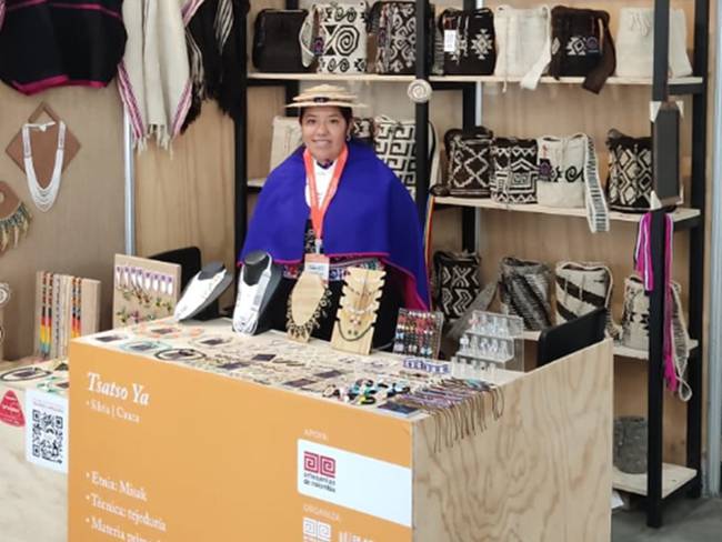 Líder Misak fortalece su emprendimiento de artesanías y turismo en Cauca
