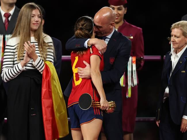 Luis Rubiales durante la premiación a las jugadoras españolas. (Photo by Catherine Ivill/Getty Images)