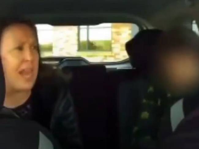 Usuaria de taxis Lyft insultó a conductor por negarse a esperar a su hijo