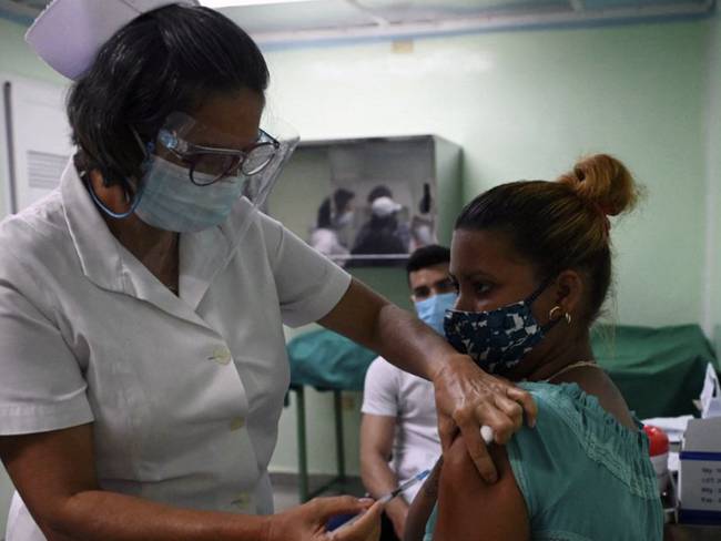 Aplicación de vacunas desarrolladas localmente en personal médico cubano.
