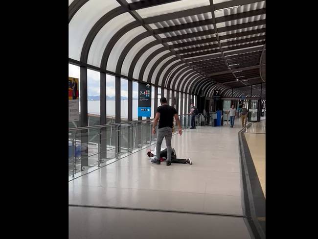 Agresión de pasajero a trabajador de Avianca- Captura video cortesía