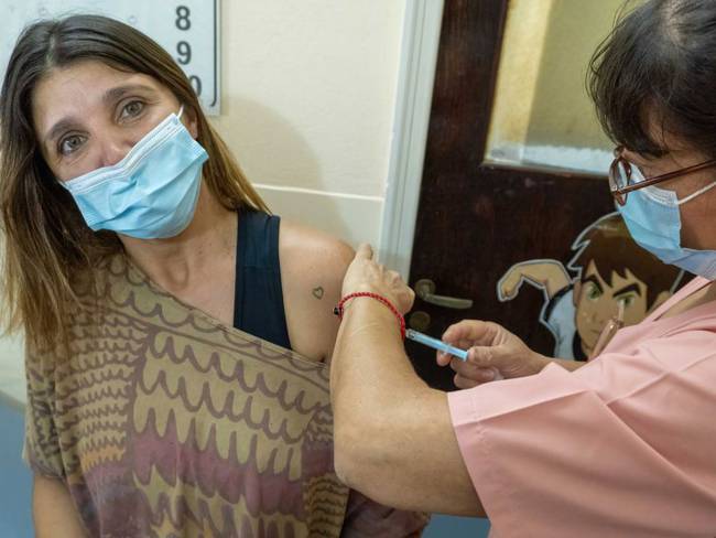 Trabajadores de la salud argentinos reciben una dosis de la vacuna Sputnik V contra el coronavirus. 