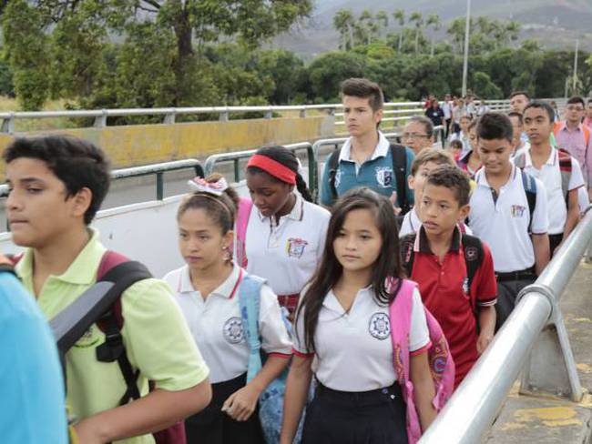 Estudiantes venezolanos cruzando la frontera