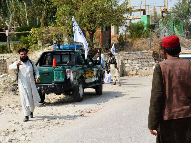 Miembros del Talibán inspeccionan cerca del lugar de una explosión en Jalalabad el 18 de septiembre de 2021