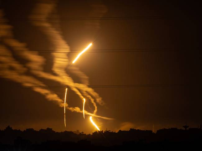 Sur de Israel muestra bengalas lanzadas por las fuerzas israelíes sobre la Franja de Gaza. (Foto de KENZO TRIBOUILLARD/AFP vía Getty Images)
