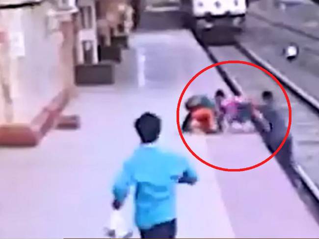 (VIDEO) Un guardavías salva a un niño de morir atropellado por un tren
