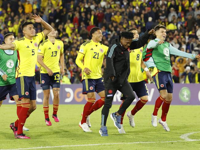 Los jugadores de Colombia celebran el triunfo al final del partido contra Ecuador. EFE/ Mauricio Dueñas Castañeda