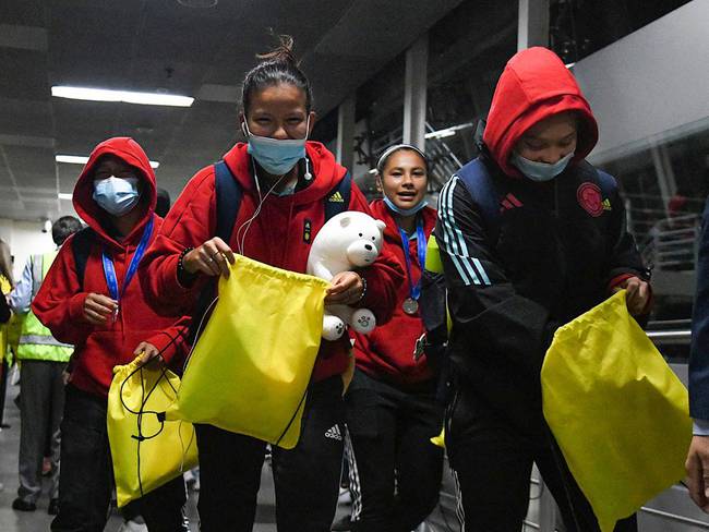 Las jugadoras de la Selección Colombia femenina Sub-17 en su arribo a la capital del país / @FCFSeleccionCol.