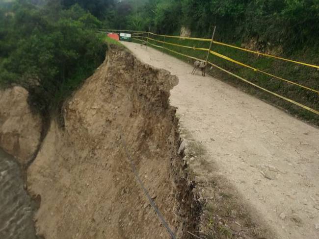 Invias está atendiendo la emergencia en la vía Mogotes - Onzaga 