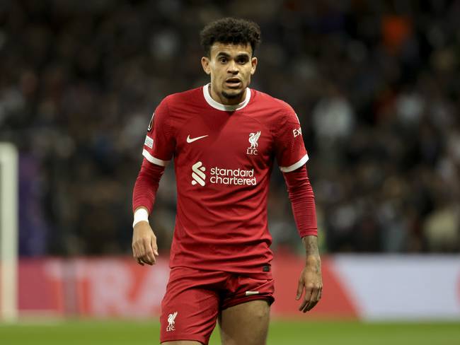 TOULOUSE, FRANCE - NOVEMBER 9: Luis Diaz of Liverpool looks on during the UEFA Europa League 2023/24 Goup E match betweenToulouse FC (TFC, Tefece) and Liverpool FC (LFC) at the Stadium de Toulouse on November 9, 2023 in Toulouse, France. (Photo by Jean Catuffe/Getty Images)