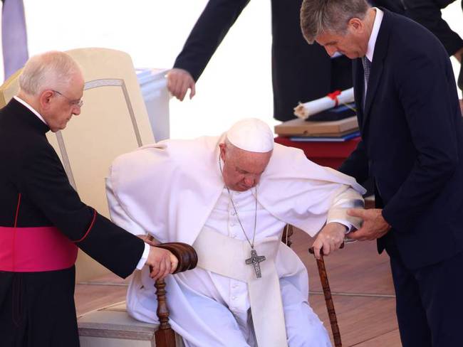 El papa Francisco recibe ayuda de sus asistentes para levantarse. Foto: Getty