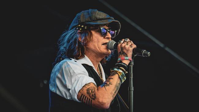 Johnny Depp cantando en el escenario del Helsinki Blues Festival. 