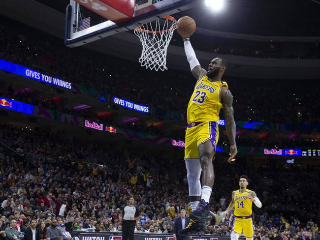 La volcada de LeBron James que trae a la mente a Kobe Bryant