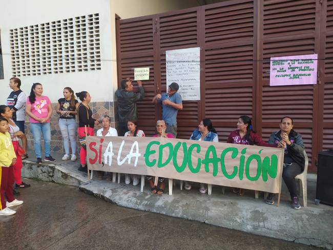 Este lunes se reanudan actividades académicas en el municipio de Rovira, se levanta el paro por falta de docentes.