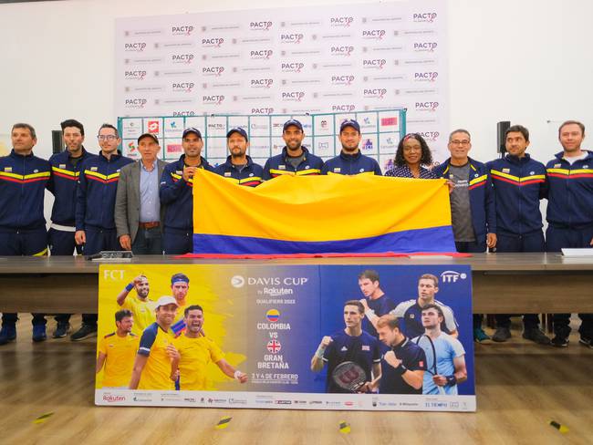 El equipo colombiano de tenis recibe la bandera nacional a manos de María Isabel Urrutia / Twitter: @fedecoltenis