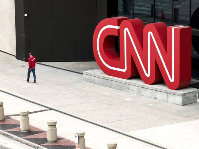 Nuevo líder de CNN deja de usar “Breaking News” porque dramatiza la noticia