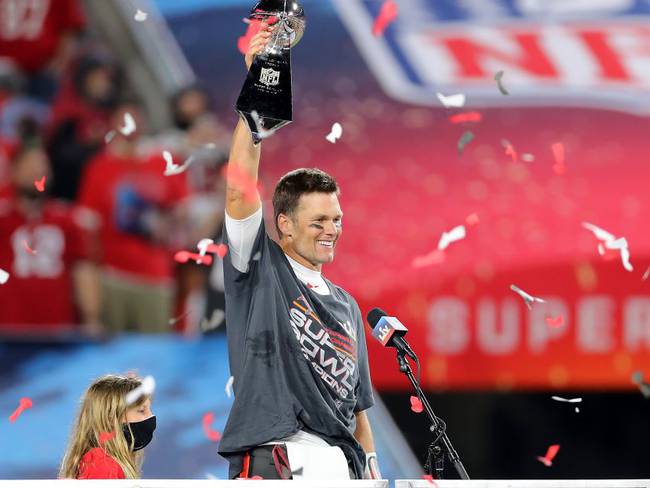 Tom Brady celebra su séptimo título del Super Bowl.