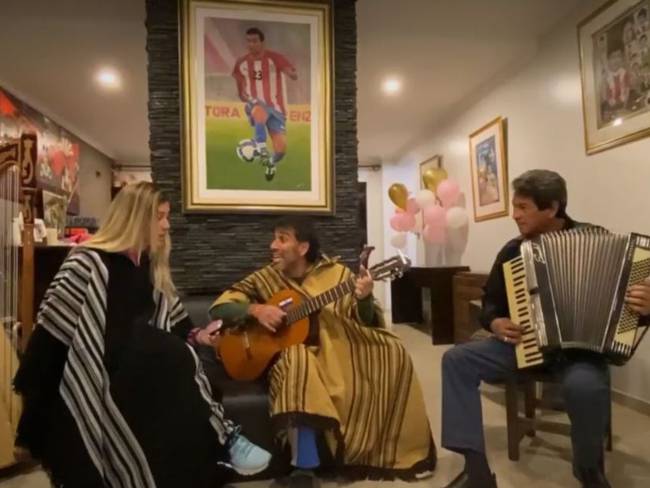 Cantando vallenato el &#039;Pipino&#039; Cuevas habló de Colombia vs Paraguay