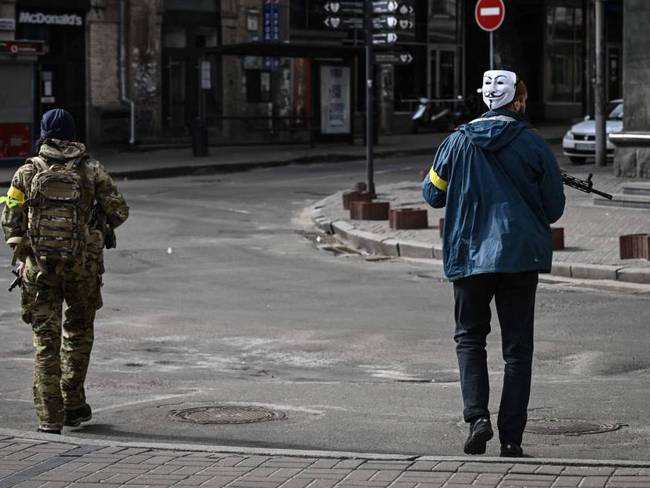 Soldados y civiles ucranianos vigilando las calles del país.          Foto: Getty 