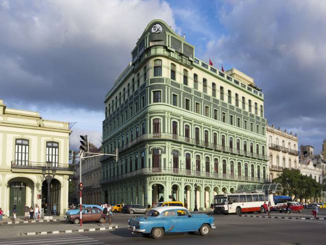 Fachada del hotel Saratoga en La Habana