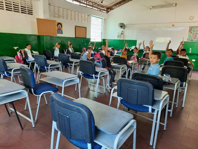Les dieron sillas a los estudiantes que recibían clases en el piso en Bucaramanga