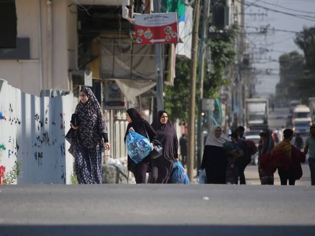 Palestinos desplazados de sus hogares como resultado de las incursiones israelíes el 13 de octubre de 2023 en la ciudad de Gaza, Gaza. (Foto de Ahmad Hasaballah/Getty Images)