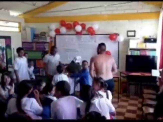 En su momento, el profesor se quitó la camiseta e hizo bailes sugestivos frente a sus estudiantes de primaria. Foto: cortesía.