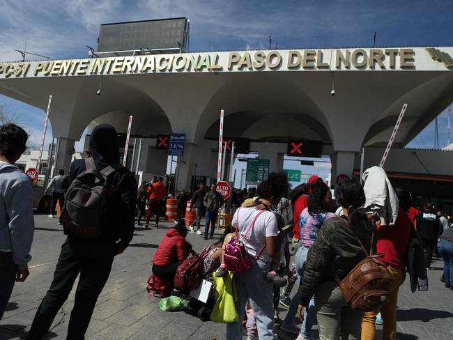 Turba de indocumentados en el norte de México intentó ingresar a la fuerza a EE.UU.